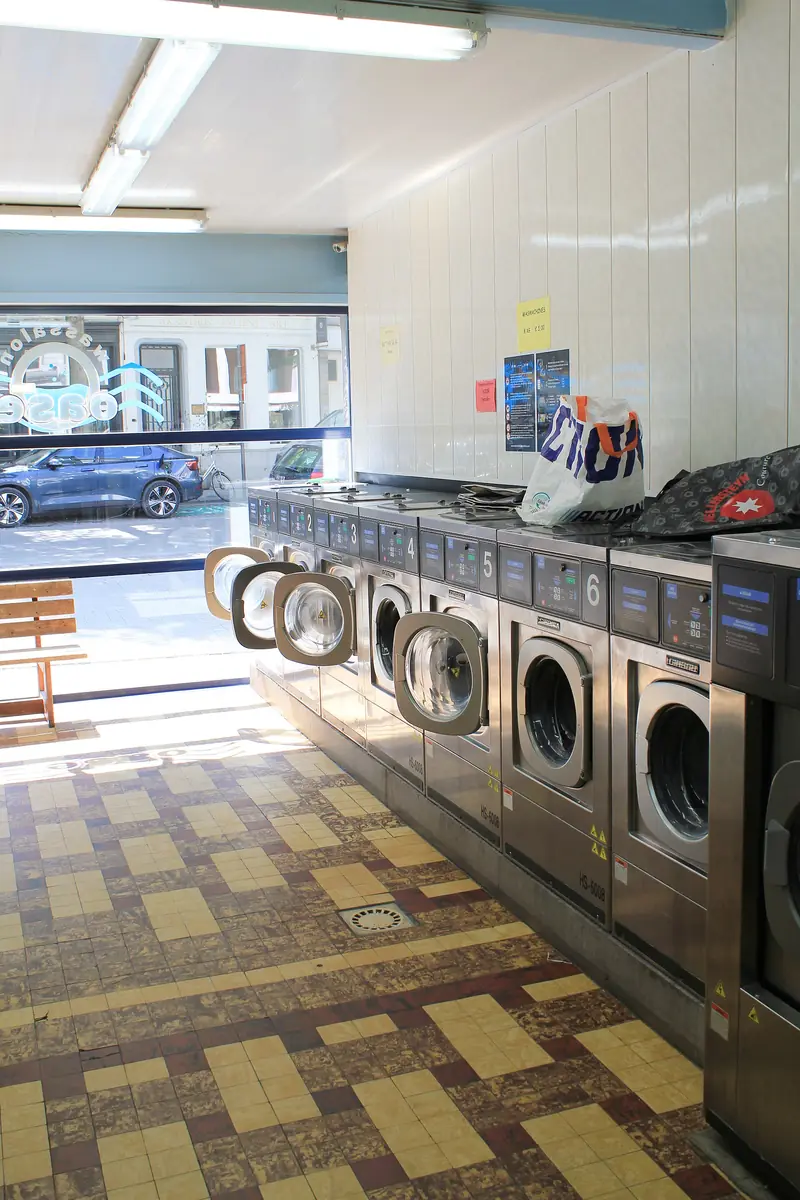 Laundromat dengan deretan mesin cuci