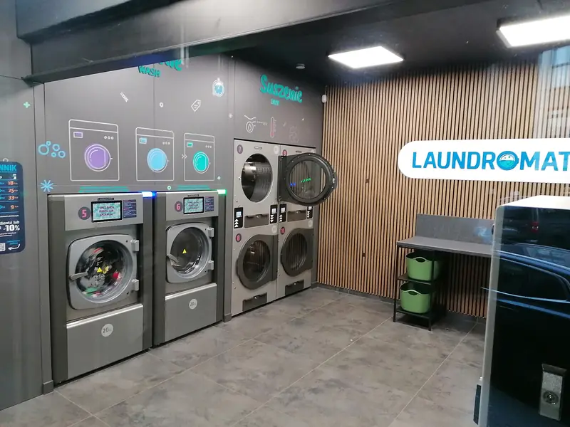 Ruang laundromat yang bersih dan terang